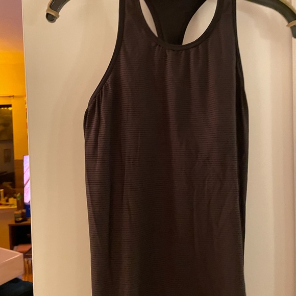 Lululemon Tank with support bra (black) - Picture 4 of 5